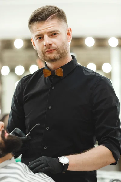 Barbero haciendo barba forma para el hombre —  Fotos de Stock