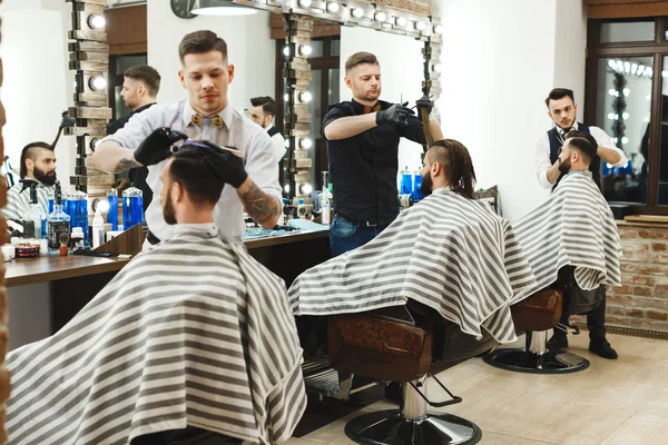 Men at barber shop doing haircuts — Stock Photo, Image