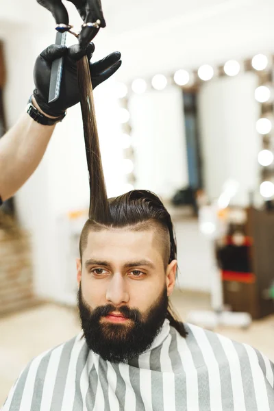 Άνδρας με σκούρα μαλλιά, κάνει ένα κούρεμα — Φωτογραφία Αρχείου