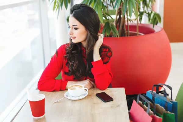 Chica en la cafetería en el centro comercial con café — Foto de Stock