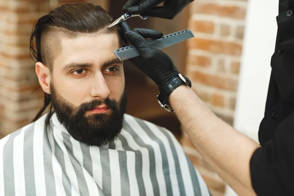 Mann mit dunklen Haaren beim Haarschnitt — Stockfoto