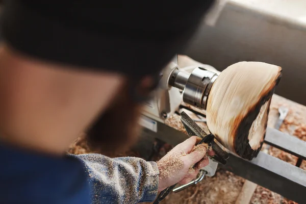 Un hombre que trabaja con instrumentos de talla de madera — Foto de Stock