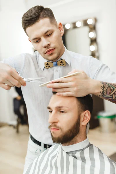 Uomo con i capelli scuri che fa un taglio di capelli — Foto Stock