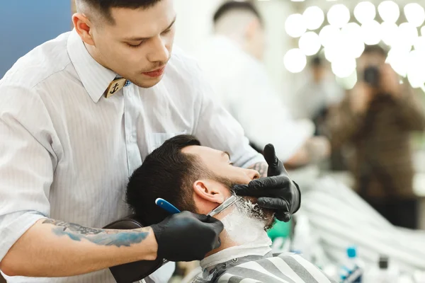Barber making beard form for man — Stock Photo, Image