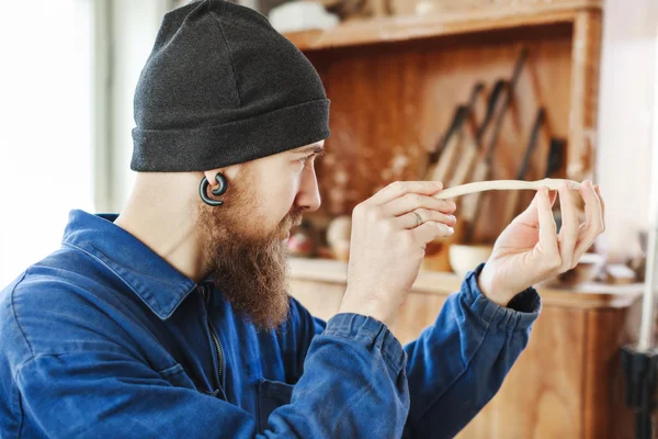 Un homme qui travaille avec des instruments de sculpture sur bois — Photo