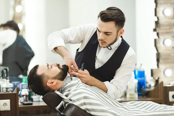 Barber making a beard — Stock Photo, Image