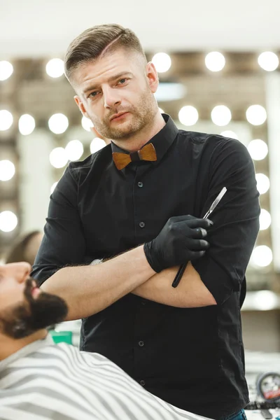 Barbiere che fanno forma di barba per l'uomo — Foto Stock