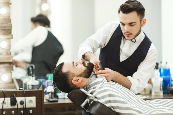 Kapper maken een baard — Stockfoto