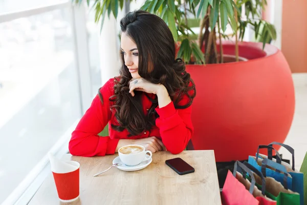 Linda chica en la cafetería en el centro comercial —  Fotos de Stock