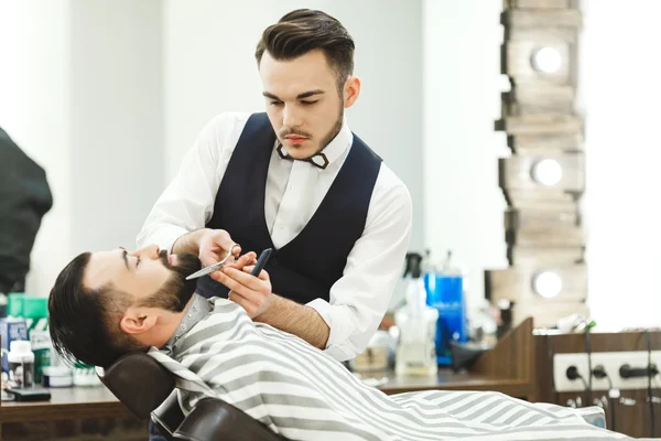 Barbiere fare una barba — Foto Stock