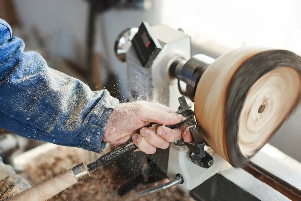 Un hombre que trabaja con instrumentos de talla de madera — Foto de Stock