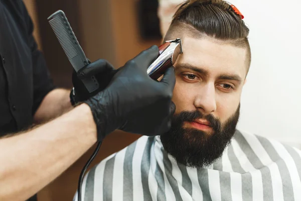 Ember csinál egy fodrász sötét hajjal — Stock Fotó