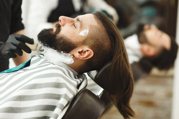 Barber making a beard form for client — Stock Photo, Image