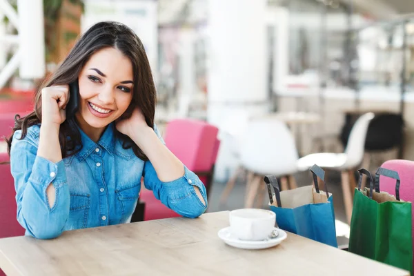 Menina bonita no café com telefone — Fotografia de Stock