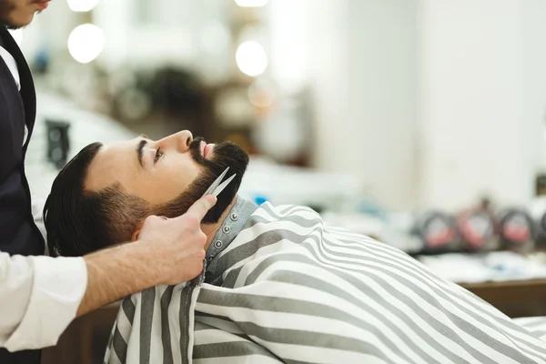 Парикмахер делает бороду — стоковое фото