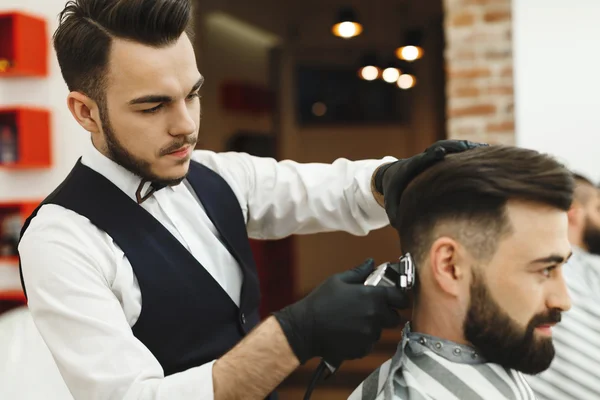 Mann mit dunklen Haaren beim Haarschnitt — Stockfoto