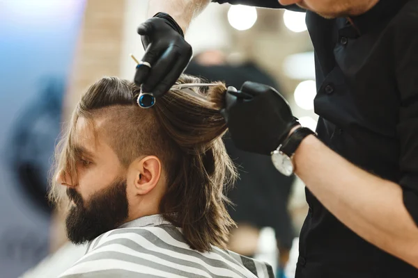 Peluquero haciendo cortes de pelo para el cliente —  Fotos de Stock