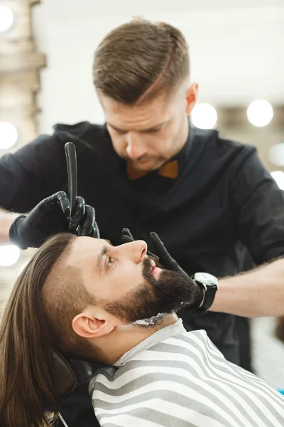 Barbero haciendo barba forma para el hombre — Foto de Stock