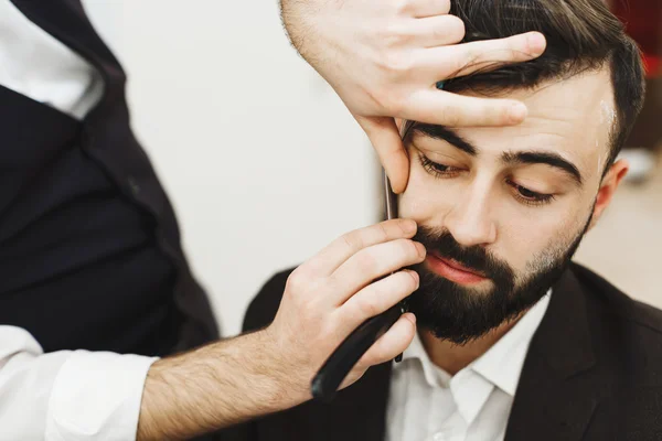 Las manos del hombre haciendo una barba —  Fotos de Stock