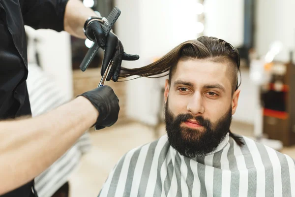 Ember csinál egy fodrász sötét hajjal — Stock Fotó