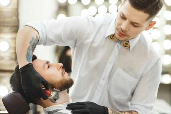 Barbeiro fazendo forma de barba para o homem — Fotografia de Stock