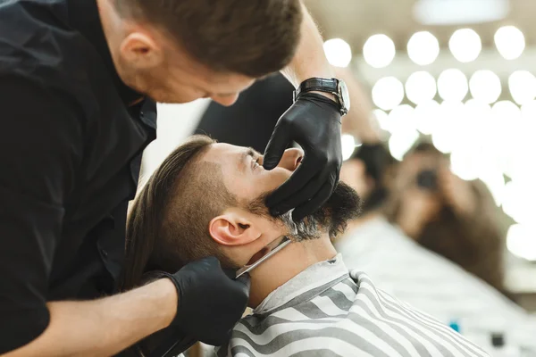 Barber making beard form for man — Stock Photo, Image