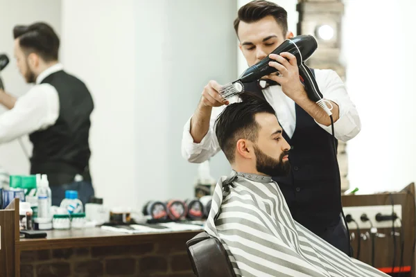 Koyu saçlı Kuaför bir saç kesimi yapıyor — Stok fotoğraf