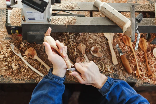 Een man die werkt met houtsnijwerk instrumenten — Stockfoto