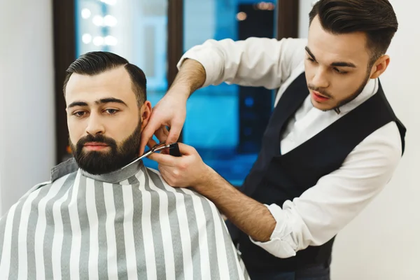 Friseur macht sich einen Bart — Stockfoto