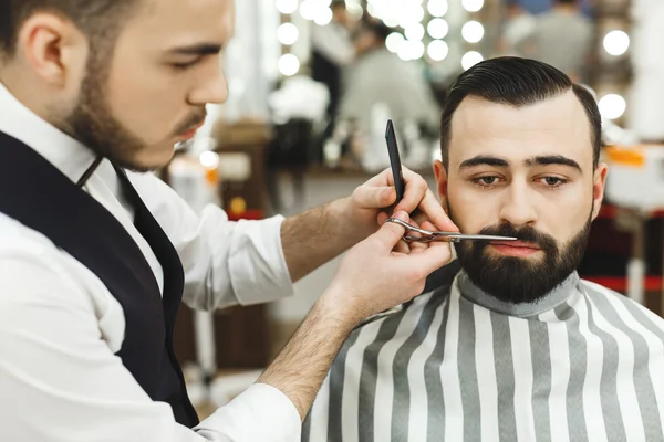 Barber making a beard — Stock Photo, Image