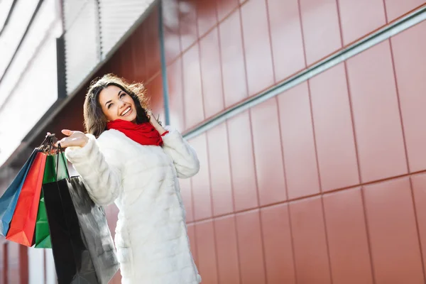 Krásná dívka s barevnými nákupní tašky — Stock fotografie