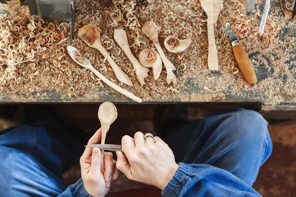 Un hombre que trabaja con instrumentos de talla de madera — Foto de Stock