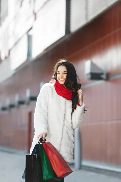Hodná holka, co stojí s pestrým nákupním pytlíky — Stock fotografie