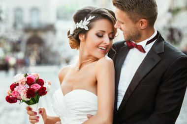 Gelin ve damat buketle