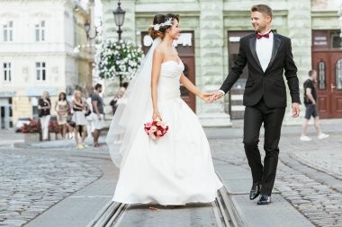 Evli çift şehirde yürüyüş