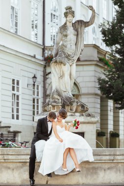 Anıtın oturan evli çift