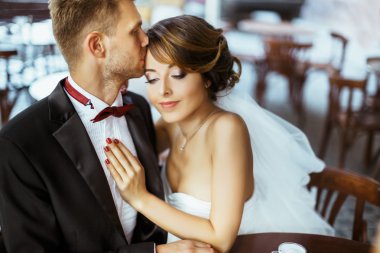 Kafede oturan güzel evli çift