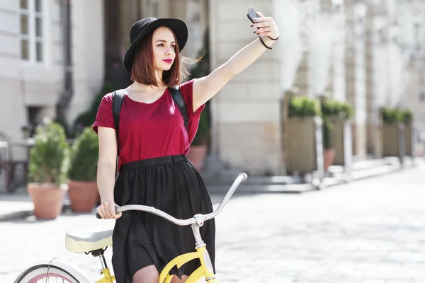 Mädchen auf Fahrrad macht Selfie — Stockfoto