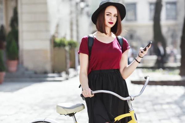 Menina na bicicleta com telefone — Fotografia de Stock