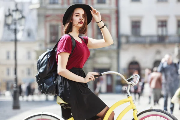 Fille en vélo — Photo