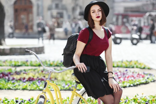 Belle fille assise sur le vélo — Photo