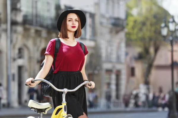 Jong meisje een fiets — Stockfoto