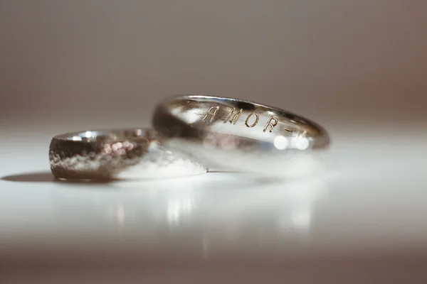 Два серебряных обручальных кольца — стоковое фото