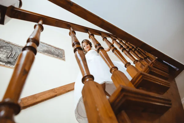 Bride going down stairs — Stock Photo, Image