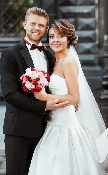 Bruid en bruidegom holding boeket — Stockfoto