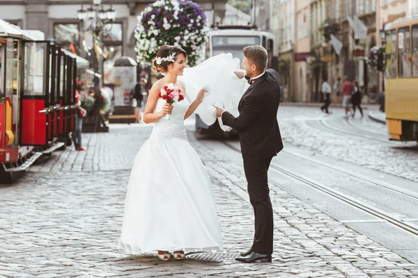 Nevěsta a ženich, chůze po ulici — Stock fotografie