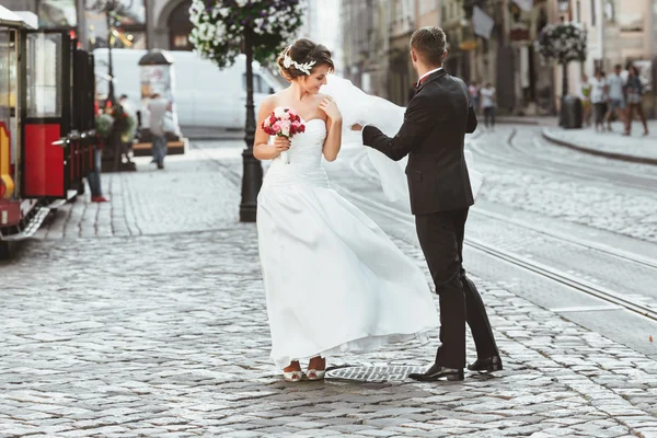 Наречена і наречений ходять містом — стокове фото