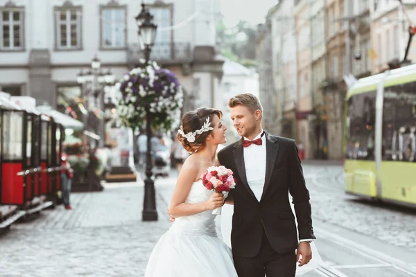 Bruid en bruidegom in de stad — Stockfoto