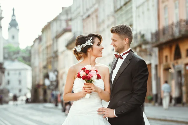 Bruid en bruidegom lopen in de stad — Stockfoto