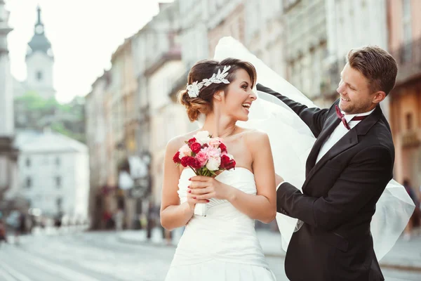 Novio sosteniendo velo de novia —  Fotos de Stock